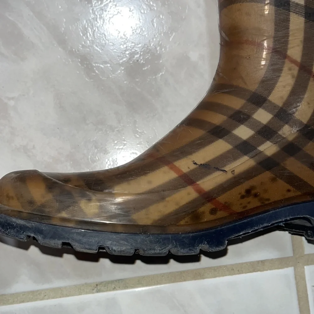 Burberry rain boots - Picture 9 of 10